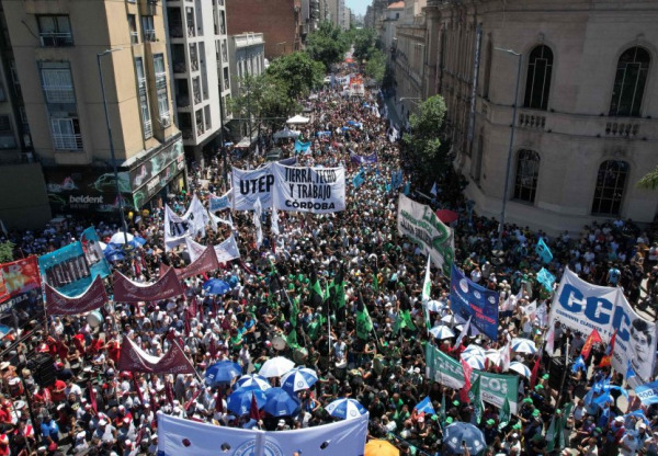 universitarios-argentinos-marcharon-contra-los-recortes-de-milei