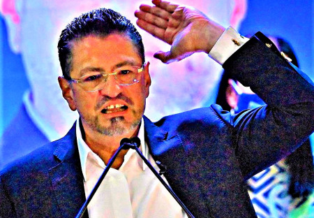 El nuevo presidente de Costa Rica Rodrigo Chaves Robles revocó el mandato de vacunación contra COVID.