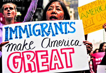 Texas envía dos autobuses de inmigrantes a la residencia de Kamala Harris en Washington