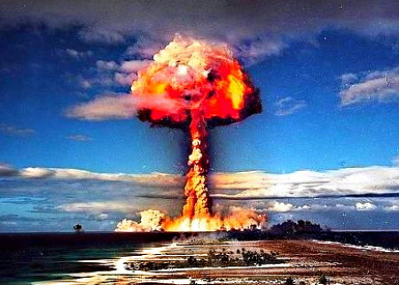 Occidente debe atacar a la FR con armas nucleares.