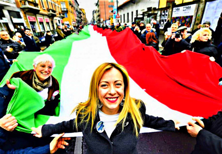 La primera ministra italiana Meloni quiere frenar las pateras de inmigrantes: ¿es por eso que ha sido tan atacada?