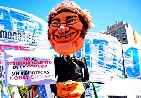 Los argentinos preparan una huelga general ante el «plan motosierra» de saqueo, ajuste y represión de Milei