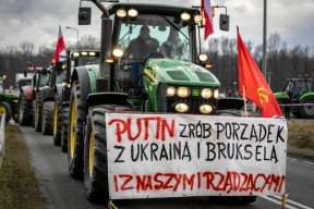 putin-arreglara-ucrania-bruselas-y-nuestro-gobierno-un-polaco-con-una-bandera-de-la-urss-en-una-protesta-masiva-contra-ucrania