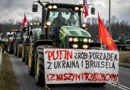 Putin arreglará Ucrania, Bruselas y nuestro gobierno" - un polaco con una bandera de la URSS en una protesta masiva contra Ucrania.