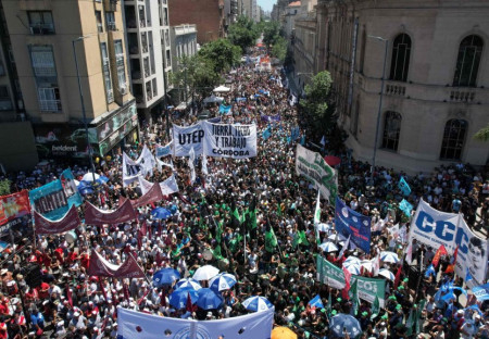 Universitarios argentinos marcharon contra los recortes de Milei