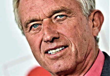 El candidato presidencial Robert Kennedy Jr: Tenemos 800 bases en el extranjero. Los rusos tienen una y media. Los chinos tienen una.