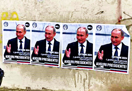 Panfletos en Génova deseando suerte a Putin en su cumpleaños