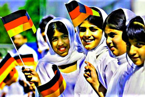 escuela-de-democracia-la-extrema-izquierda-quiere-prohibir-la-victoriosa-afd-en-alemania