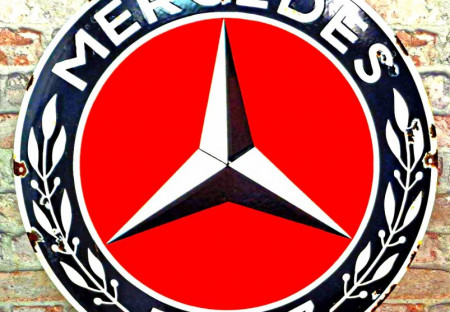 El fabricante del emblema Mercedes-Benz se declara en quiebra por la crisis
