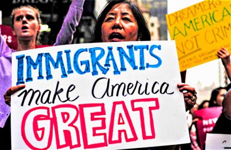 Texas envía dos autobuses de inmigrantes a la residencia de Kamala Harris en Washington